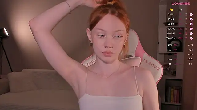 Snapshot of Elisahsthetics chatting on February 2, 1:37 am Elisahsthetics online show from February 2, 1:37 am