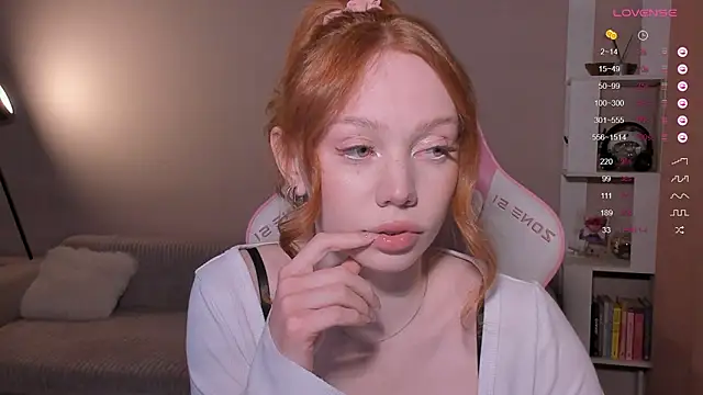 Snapshot of Elisahsthetics chatting on February 13, 12:28 am Elisahsthetics online show from February 13, 12:28 am