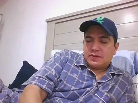 Snapshot of yayo_33 chatting on November 10, 2:32 am yayo 33 online show from November 10, 2:32 am