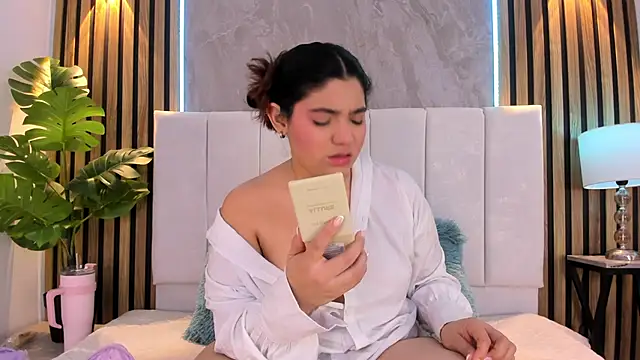 Carlotta de velour online show from April 11, 3:22 am