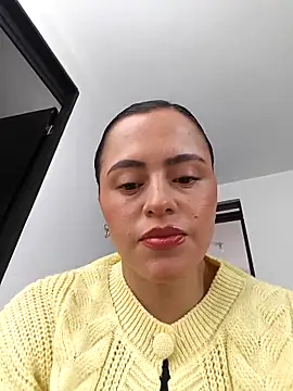 Snapshot of ALEJA__22 chatting on May 12, 6:49 pm ALEJA 22 online show from May 12, 6:49 pm