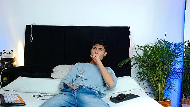 thomasbennett  online show from November 6, 11:04 pm