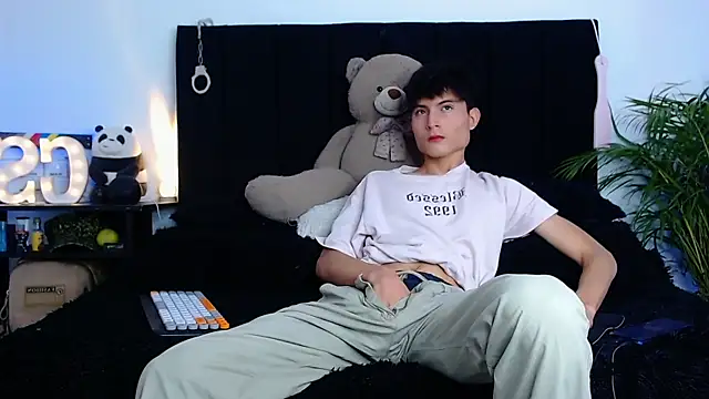 thomasbennett  online show from November 7, 6:08 pm