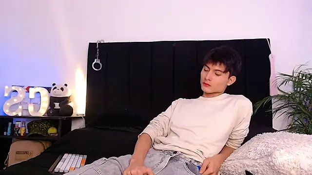 thomasbennett  online show from November 8, 11:54 am