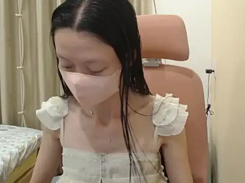 Lil-Cherries online show from April 21, 3:50 pm