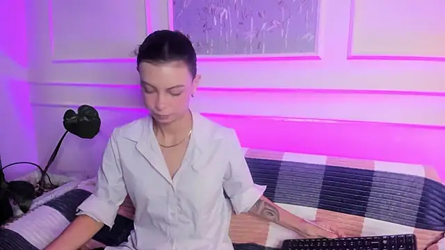 AliceMadnes online show from April 21, 2:45 pm