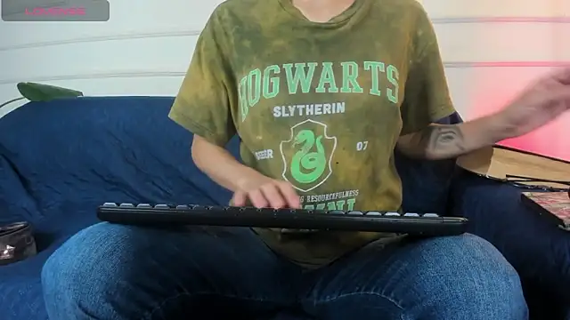 AliceMadnes online show from April 23, 1:57 pm