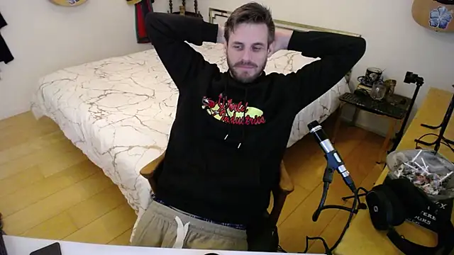 skatejocke online show from December 4, 11:30 am