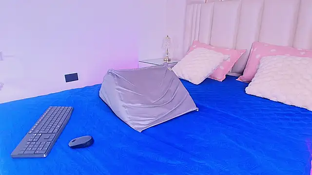 alanarose18 online show from April 13, 7:19 pm