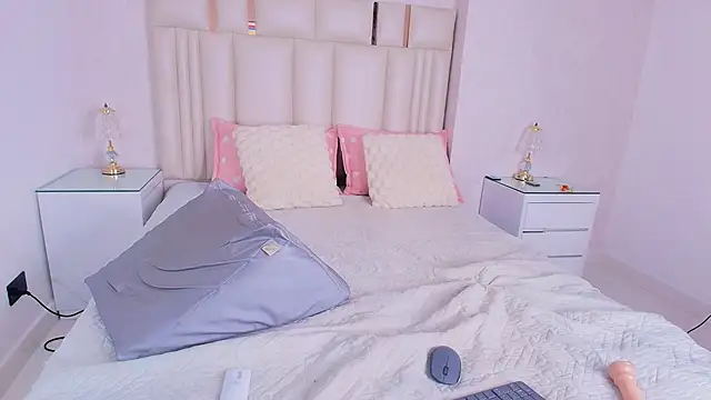 alanarose18 online show from April 19, 7:16 pm