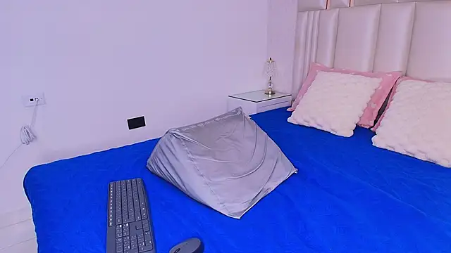 alanarose18 online show from April 22, 7:15 pm