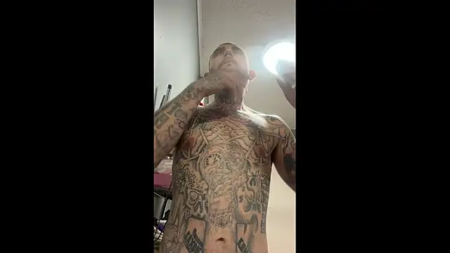 Snapshot of trickydickydaddy chatting on June 15, 3:42 am trickydickydaddy online show from June 15, 3:42 am