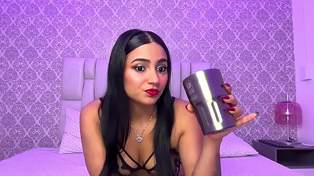 Snapshot of Ashlyrouxx chatting on June 5, 10:04 pm Ashlyrouxx online show from June 5, 10:04 pm