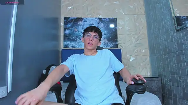 Snapshot of ElanGiraldo chatting on May 5, 11:02 pm ElanGiraldo online show from May 5, 11:02 pm