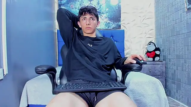 Snapshot of ElanGiraldo chatting on May 12, 12:08 am ElanGiraldo online show from May 12, 12:08 am