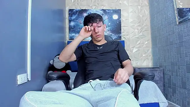 Snapshot of ElanGiraldo chatting on May 21, 10:50 pm ElanGiraldo online show from May 21, 10:50 pm