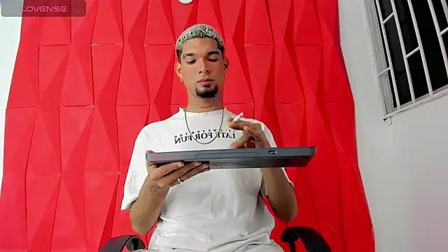 Snapshot of Carlitos_sexy chatting on November 12, 3:40 am Carlitos sexy online show from November 12, 3:40 am