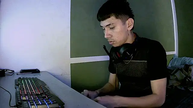 Snapshot of Kurt_williams1 chatting on June 14, 12:07 pm Kurt williams1 online show from June 14, 12:07 pm