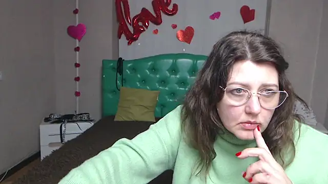 RoseHille online show from February 3, 2:44 pm