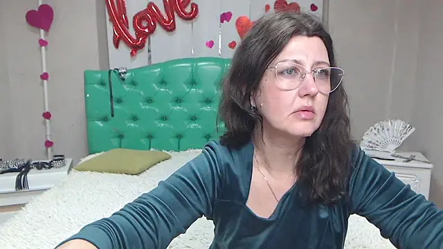 Snapshot of RoseHille chatting on April 28, 5:07 pm RoseHille online show from April 28, 5:07 pm