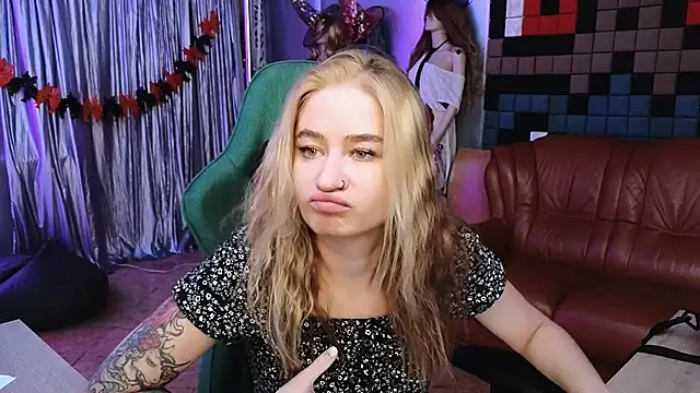 Snapshot of LeilaUvrays chatting on November 10, 1:43 pm LeilaUvrays online show from November 10, 1:43 pm