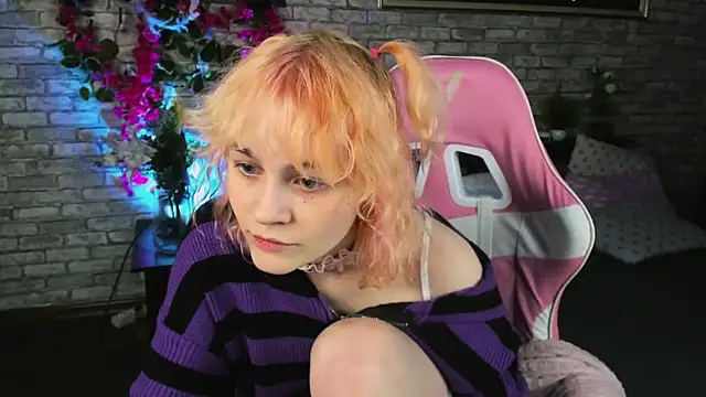 Awawrin online show from December 3, 8:51 pm