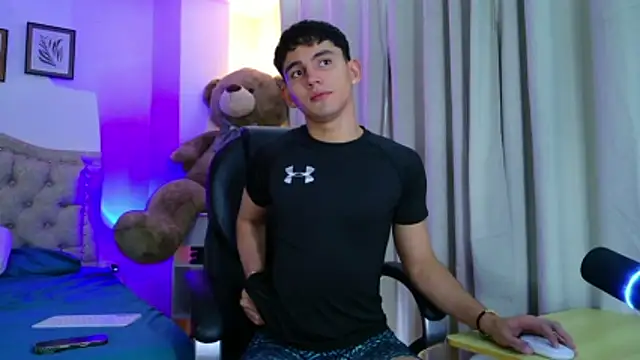Snapshot of estebanperez_26 chatting on June 8, 7:47 pm estebanperez 26 online show from June 8, 7:47 pm