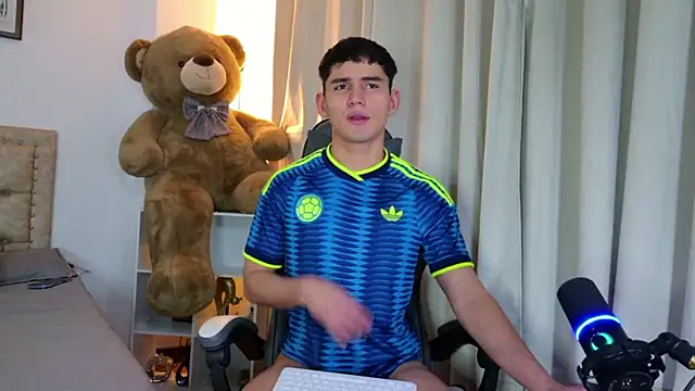 Snapshot of estebanperez_26 chatting on July 30, 11:09 am estebanperez 26 online show from July 30, 11:09 am