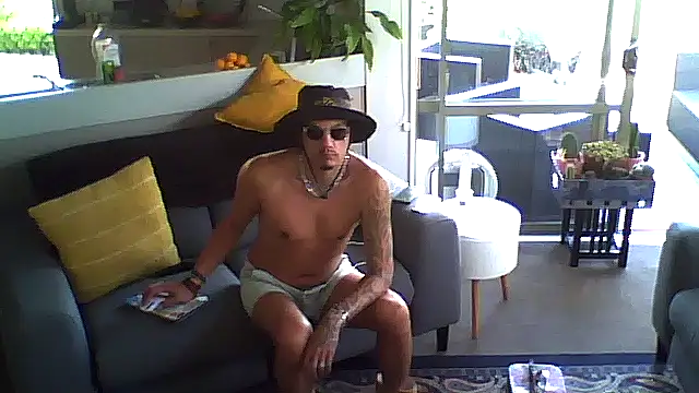 Snapshot of cloudyyyykiwi chatting on November 13, 8:41 pm cloudyyyykiwi online show from November 13, 8:41 pm