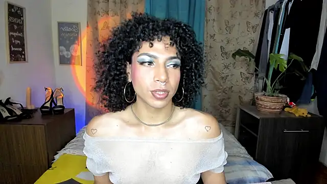 Snapshot of Angel_White25 chatting on April 28, 1:37 am Angel White25 online show from April 28, 1:37 am