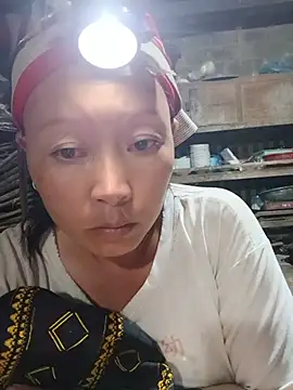 girl-hot2x online show from May 18, 1:06 pm