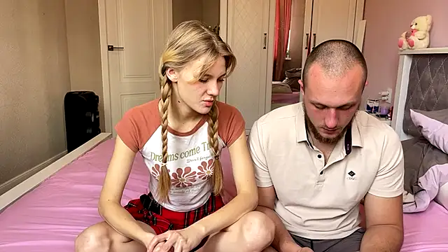 Snapshot of Daisy_Couple chatting on December 14, 9:14 am Daisy Couple online show from December 14, 9:14 am