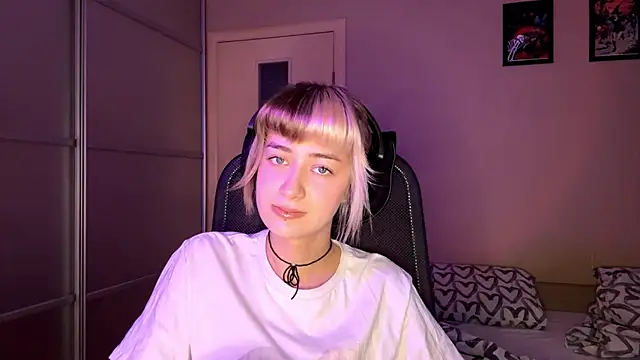 Snapshot of EmilySkyline chatting on November 12, 5:19 am EmilySkyline online show from November 12, 5:19 am