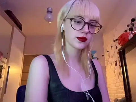 Snapshot of EffacedScan chatting on November 16, 2:22 pm EffacedScan online show from November 16, 2:22 pm