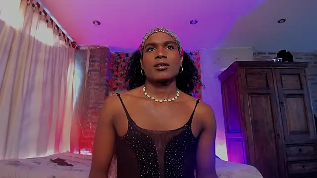 LaGoldenBitch online show from January 6, 4:00 pm