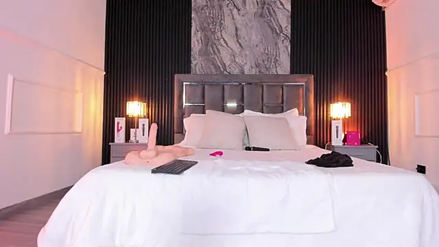 Laureenwells online show from April 21, 2:51 am