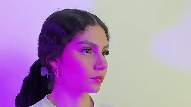 Snapshot of cloee20_ chatting on December 18, 2:39 am cloee20 online show from December 18, 2:39 am