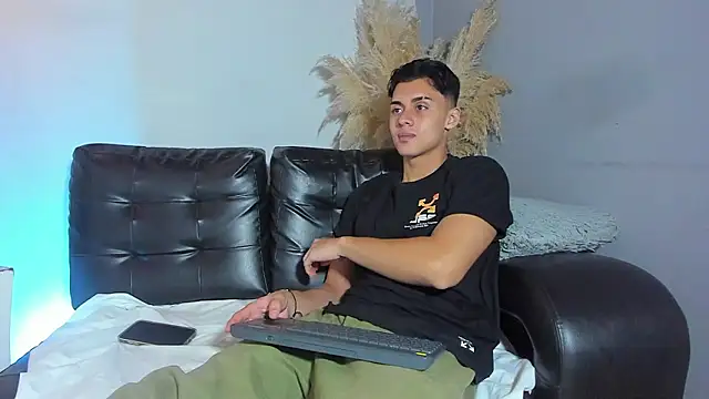 ZeusBrant online show from March 18, 1:47 pm