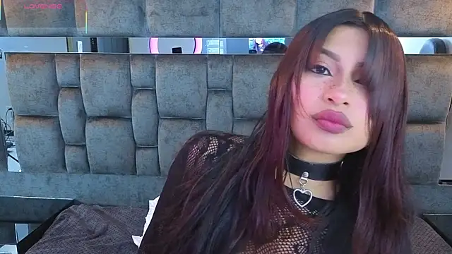 IssaJones  online show from February 23, 8:28 pm