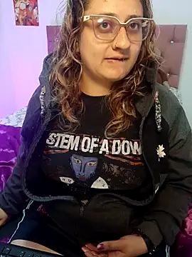 Snapshot of AnnieAtHome chatting on November 13, 3:05 am AnnieAtHome online show from November 13, 3:05 am