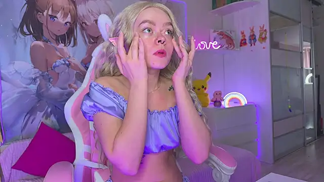 CheekySashaCharm online show from April 4, 5:49 am