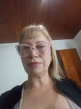 Snapshot of SexyMilf1211 chatting on July 25, 10:35 am SexyMilf1211 online show from July 25, 10:35 am