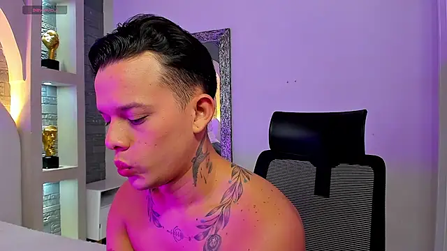 Valentino moretti online show from November 25, 1:11 pm