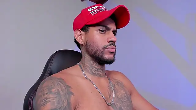 LuigiVitale 1 online show from December 3, 1:35 am