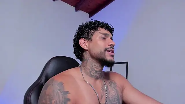 LuigiVitale 1 online show from March 22, 1:20 am