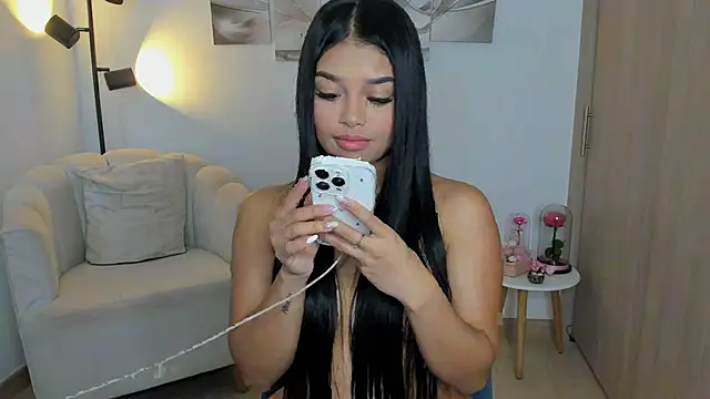 Snapshot of haileyflorez_ chatting on May 2, 4:45 pm haileyflorez online show from May 2, 4:45 pm