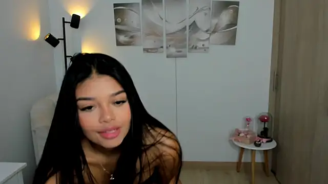 Snapshot of haileyflorez_ chatting on May 6, 2:55 pm haileyflorez online show from May 6, 2:55 pm