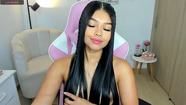Snapshot of haileyflorez_ chatting on June 12, 2:05 pm haileyflorez online show from June 12, 2:05 pm