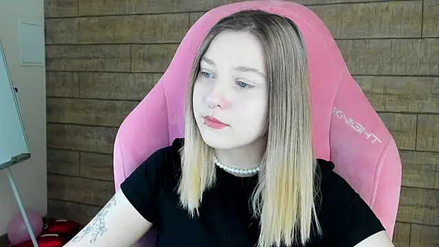 TinnaBurton online show from April 22, 4:30 pm