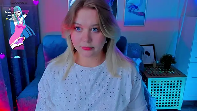 Snapshot of LouiseMous chatting on December 3, 10:19 pm LouiseMous online show from December 3, 10:19 pm